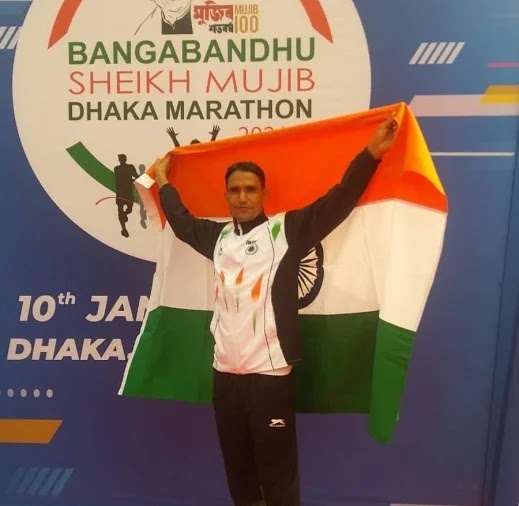गुमदेश के फौजी बहादुर सिंह धौनी ने अंतरराष्ट्रीय मैराथन में जीता स्वर्ण पदक ढाका बांग्लादेश में अंर्तराष्ट्रीय मैराथन दौड में गोल्ड मेडल झटकने के बाद तिरंगा फहराकर खुशी जत - फोटो : LOHAGHAT