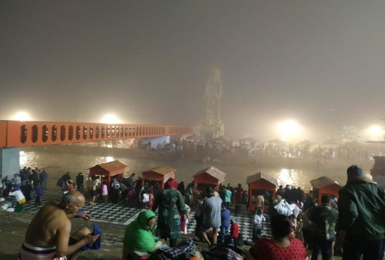 Makar Sankranti 2021: कड़ाके की ठंड में तड़के चार बजे श्रद्धालुओं ने हरकी पैड़ी पर गंगा में लगाई आस्था की डुबकी, तस्वीरें... हरकी पैड़ी पर गंगा स्नान करते श्रद्धालु