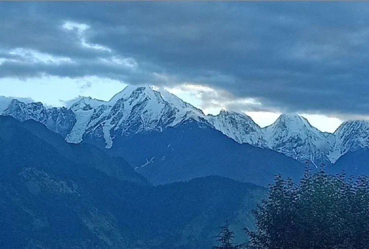 Uttarakhand Weather Today: मैदान से लेकर पहाड़ तक बारिश ने बढ़ाई ठंड, ऊंची चोटियों पर बर्फबारी ऊंची चोटियों पर बर्फबारी
