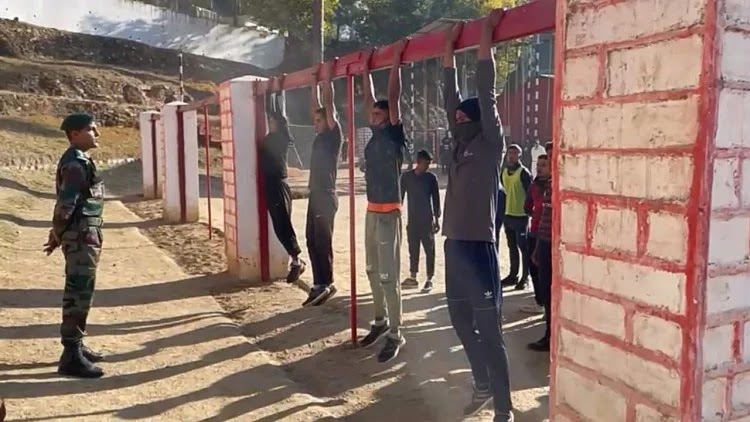सपना पूरा होने के एक कदम करीब पहुंचे 323 युवा बीम खींचते दौड़ में सफल युवक। संवाद न्यूज एजेंसी - फोटो : RANIKHET