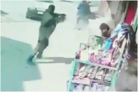 Srinagar Terrorist Attack: आतंकी हमले में 2 पुलिसकर्मी शहीद, CCTV में कैद हुआ खौफनाक मंजर Srinagar Terrorist Attack: आतंकी हमले में 2 पुलिसकर्मी शहीद, CCTV में कैद हुआ खौफनाक मंजर