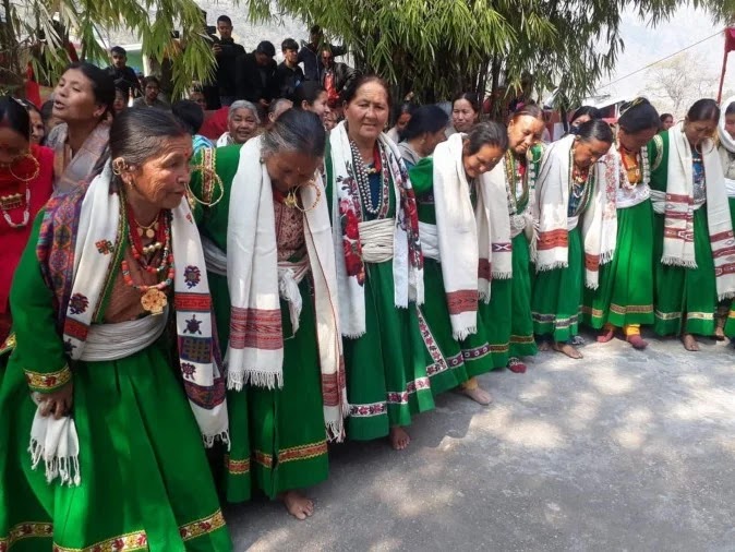 लोसर मेलाः रिंगाली देवी की पूजा कर घरों पर चढ़ाए नए झंडे उत्तरकाशी के वीरपुर डुंडा में लोसर पर्व पर पारंपरिक परिधान में तांदी नृत्य करती महिलाएं
