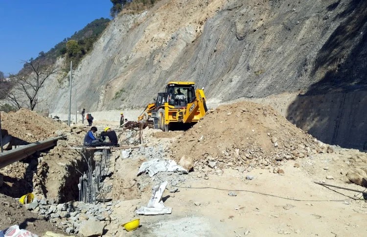 सड़क सुरक्षा गैलरी का काम अधर में बड़ेथी चुंगी उत्तरकाशी में रोड प्रोटेक्शन गैलरी निर्माण कार्य के चलते बंद पड़ा गंगोत्री हाईवे।