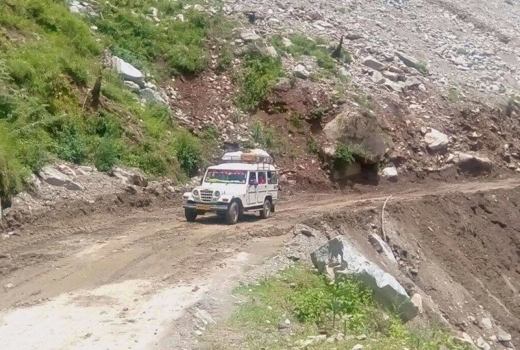 उत्तराखंड: खरादी के पास बोल्डर और मलबा आने से कई घंटे बंद रहा यमुनोत्री हाईवे 1 highway 1532157540