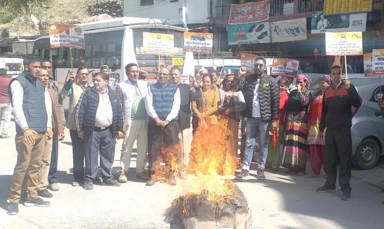 कांग्रेस कार्यकर्ताओं ने फूंका भाजपा विधायक का पुतला उत्तरकाशी के नौगांव चौराहे पर पीएम और सीएम का पुतला फूंकते कांग्रेस कार्यकर्ता