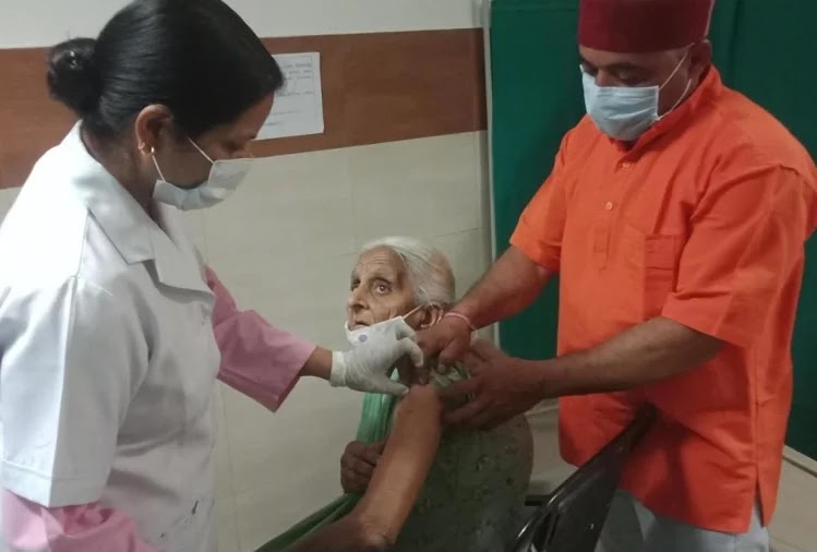 उत्तराखंड में कोरोना: टीकाकरण में बड़ी गिरावट, मई में अप्रैल की तुलना में पांच लाख टीके कम लगे कोरोना टीकाकरण
