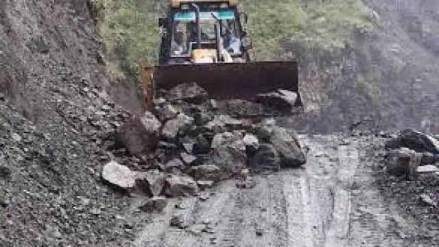 मौसम की मार: भूस्खलन और पहाड़ियों के दरकने से चमोली की 51 सड़कें बंद, बढ़ रहा नदियों का जलस्तर 1626933407