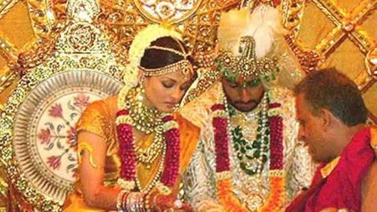 अभिषेक बच्चन ने क्या किया जब उन्हे मिली उनकी शादी की मॉर्फ्ड इमेज अभिषेक बच्चन ने क्या किया जब उन्हे मिली उनकी शादी की मॉर्फ्ड इमेज
