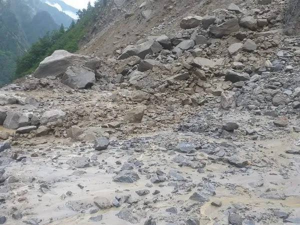 SDC Foundation Report: उत्तराखंड में मानसून के कारण नए लैंडस्लाइड जोन की पहचान उत्तराखंड में 500 नए भूस्खलन जोन की पहचान, मानसून के प्रभाव से निर्माण कार्य और जर्जर स्कूल भवनों पर प्रभाव
