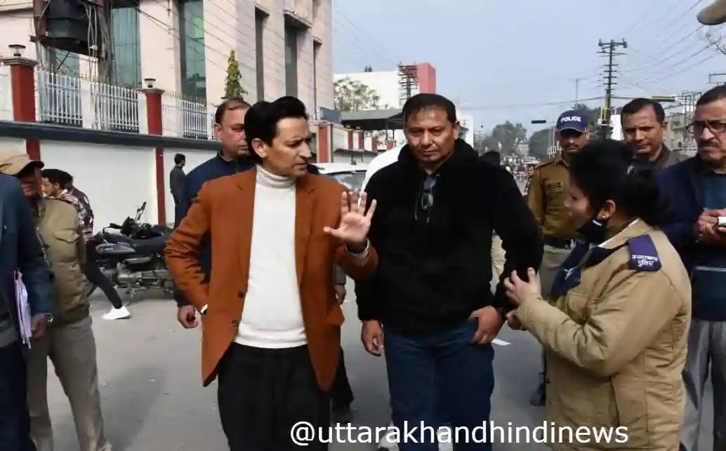 HALDWANI NEWS: अवैध पार्किंग पर कमिश्नर दीपक रावत सख्त, 62 वाहनों का कटा चालान IAS Deepak Rawat, Kumaon Commissioner Inspection against illegally parked vehicle
