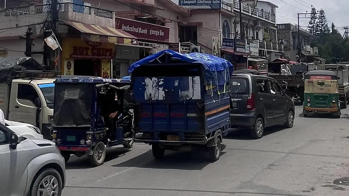Traffic Jam in Dehradun: शहर जाम में जकड़ा – राष्ट्रपति मुर्मू की यात्रा से आम जनजीवन अस्त-व्यस्त Traffic Jam in Dehradun: शहर जाम में जकड़ा – राष्ट्रपति मुर्मू की यात्रा से आम जनजीवन अस्त-व्यस्त
