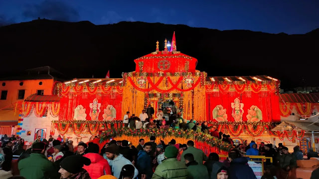 दीपावली की धूम में सजे बद्री-केदार, 15 क्विंटल फूलों से सजाये गये धाम Kedarnath temple decorated with flowers for diwali 2025