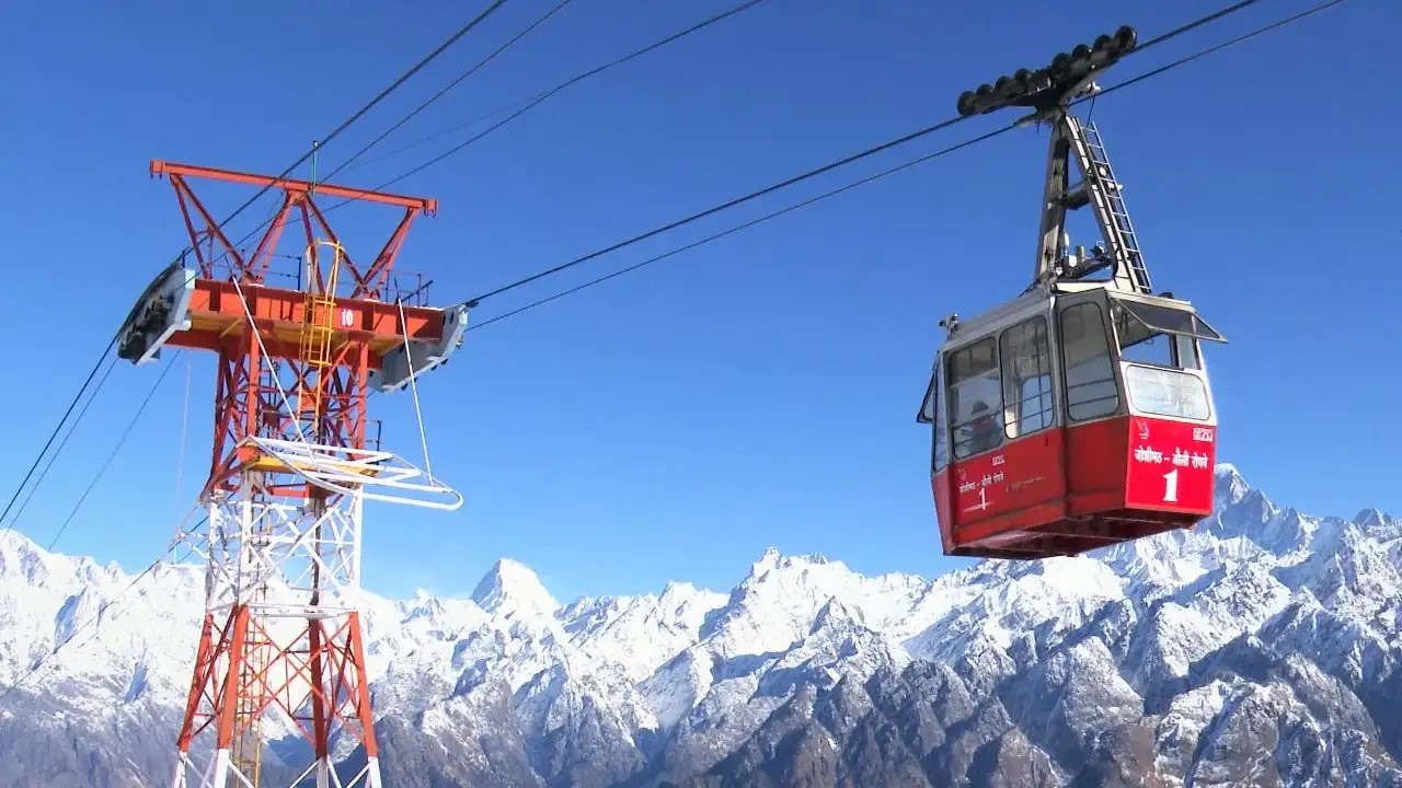 औली में क्रिसमस-न्यू ईयर पर सैलानियों की धूम, होटलों की बुकिंग 60% पार Majestic view of Auli in winters through trolley in the bright sky and snow around. UHN