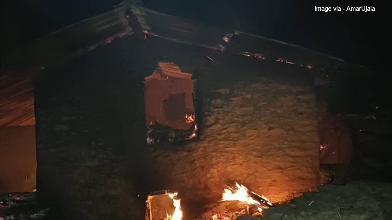 उत्तरकाशी में दर्दनाक हादसा, घर में लगी भीषण आग, ढाई माह की मासूम की मौत Uttarkashi News- Barkot two story building caught in fire, killing two months old girl.