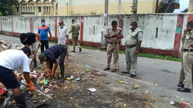 सफाई कर्मियों की हड़ताल से लगे कूड़े के ढेर, पुलिस की मौजूदगी में उठा शहर का कचरा 1 protest 1627203267