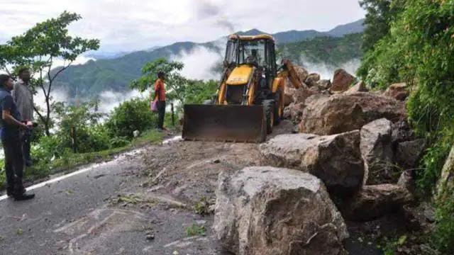 उत्तराखंड में भारी बारिश से आफत, प्रदेश की 250 सड़कें बंद 1 roads closed in uttarakhand 1626746817